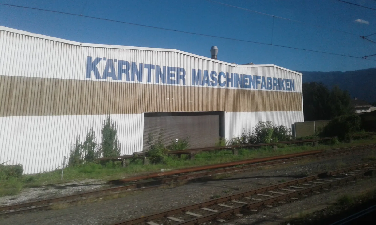 Eine beschriftete Werkshalle von KMF