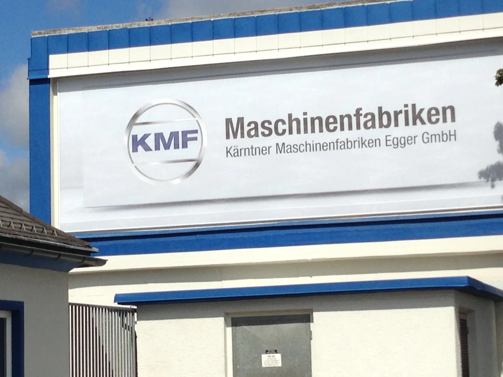 KMF-Firmenschild an der Fassade