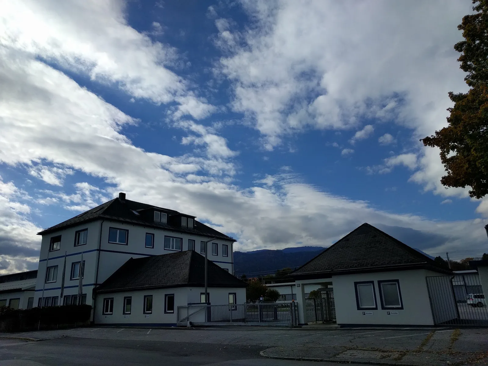 KMF-Werkstor vor der Villacher Bergkulisse