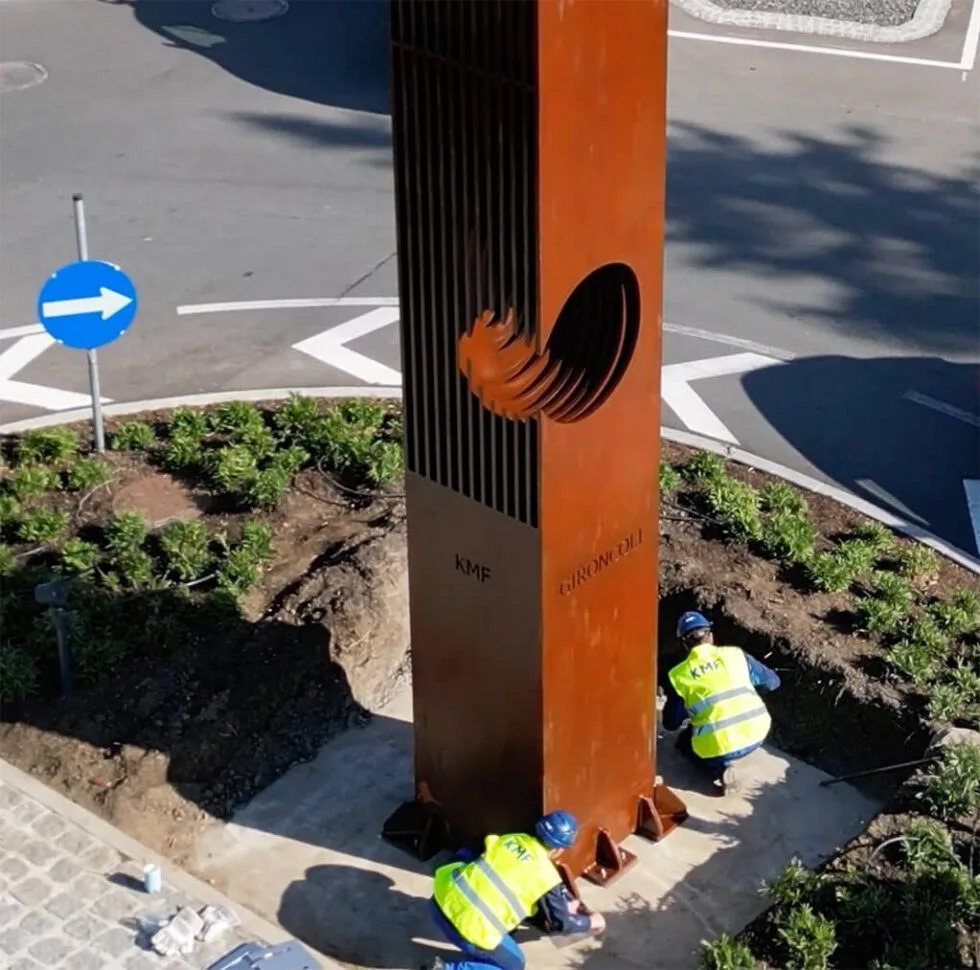 KMF-Lehrlinge beim Aufbau einer Skulptur in Villach