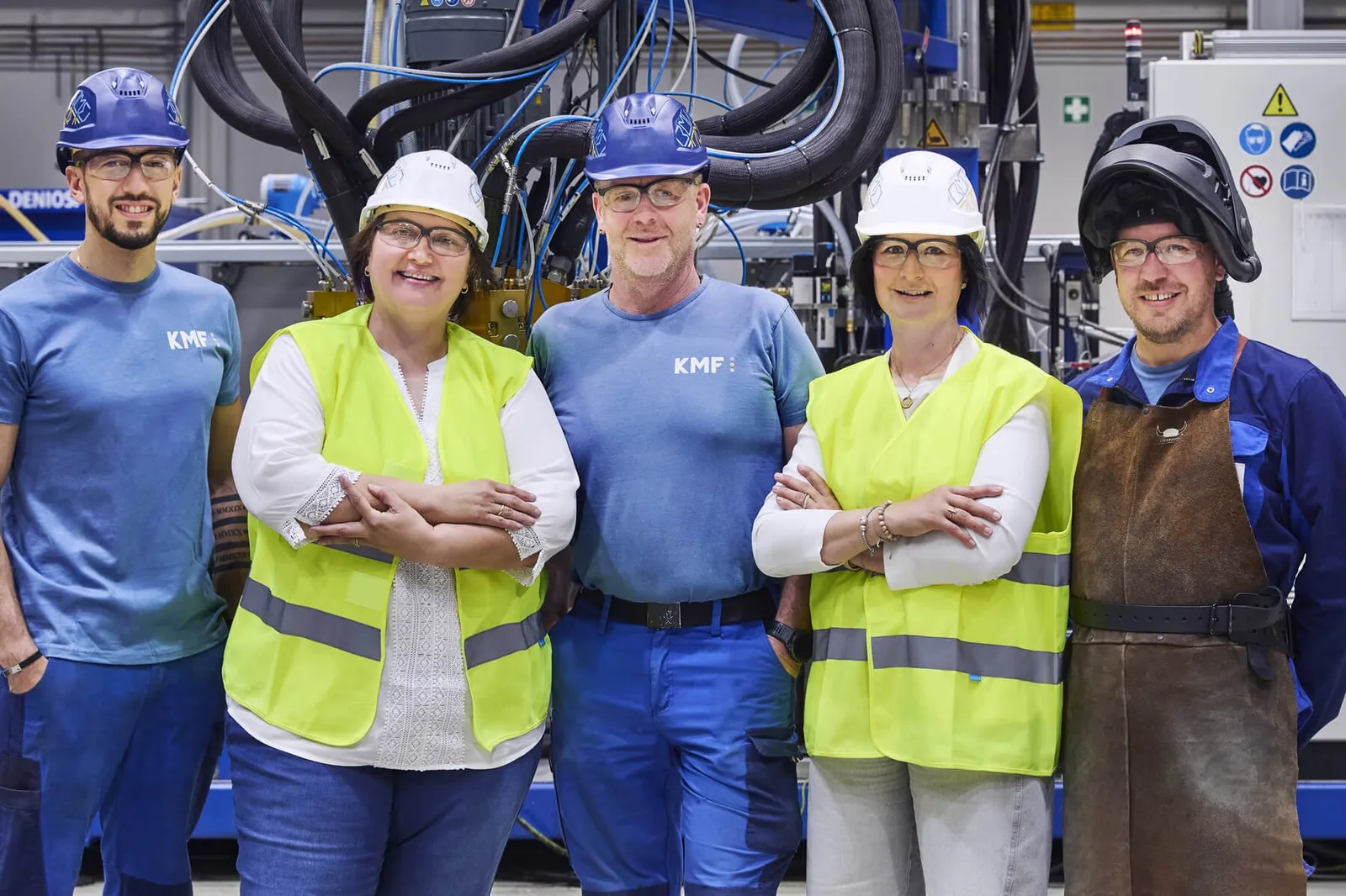 Mitarbeiterinnen und Mitarbeiter von KMF in der Fertigung